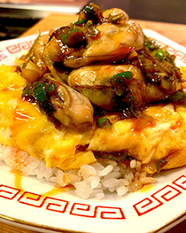 牡蠣とふわとろ卵のネギソース丼